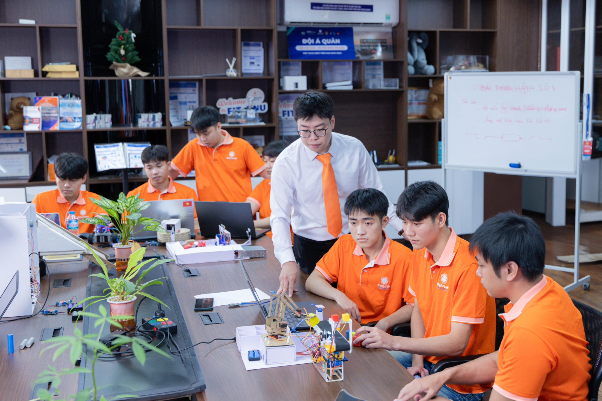 1 trường đại học cấp học bổng cho sinh viên có bố, mẹ, anh, chị ruột làm trong ngành giáo dục và lực lượng quân đội, công an- Ảnh 1.