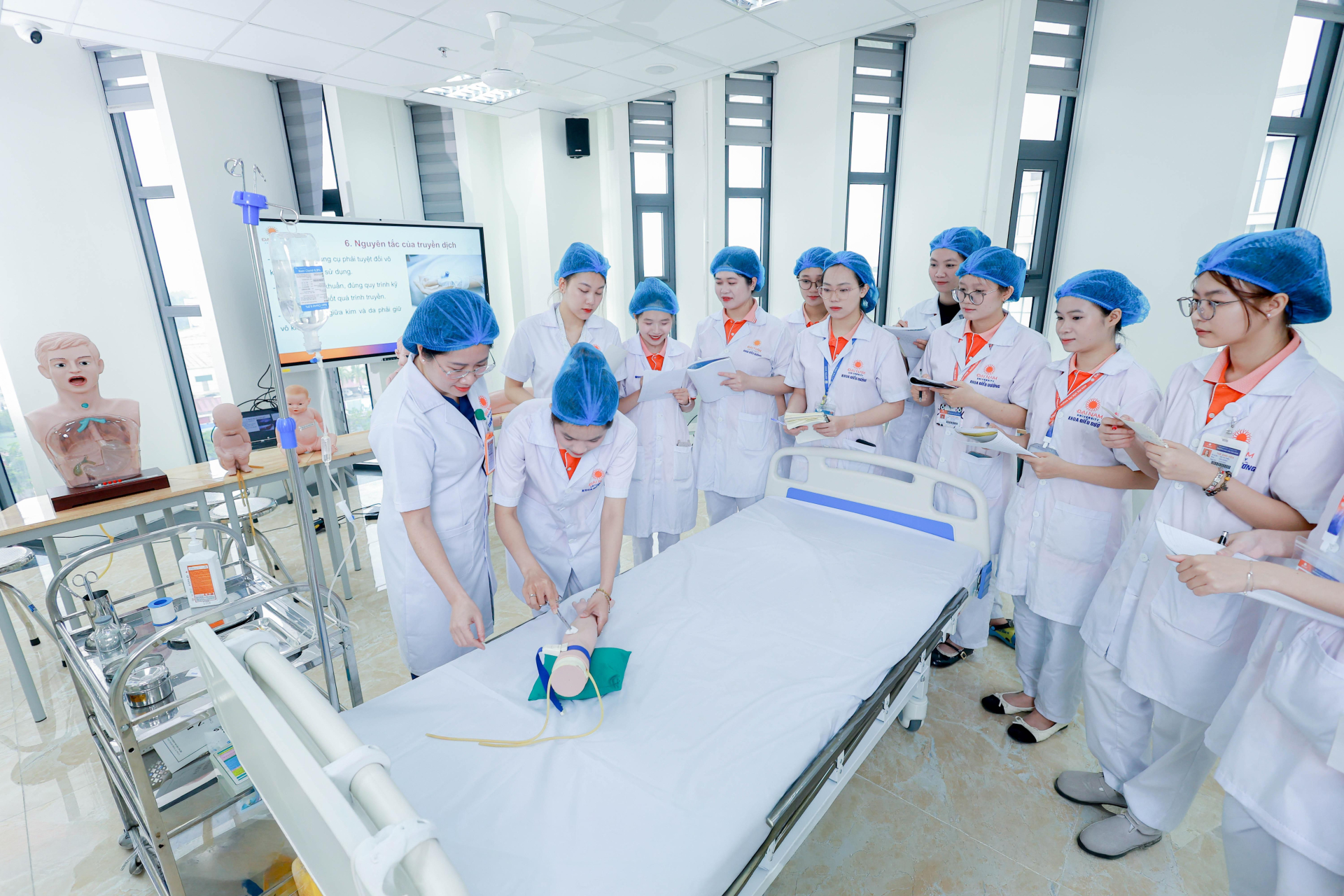 1 trường đại học cấp học bổng cho sinh viên có bố, mẹ, anh, chị ruột làm trong ngành giáo dục và lực lượng quân đội, công an- Ảnh 2.