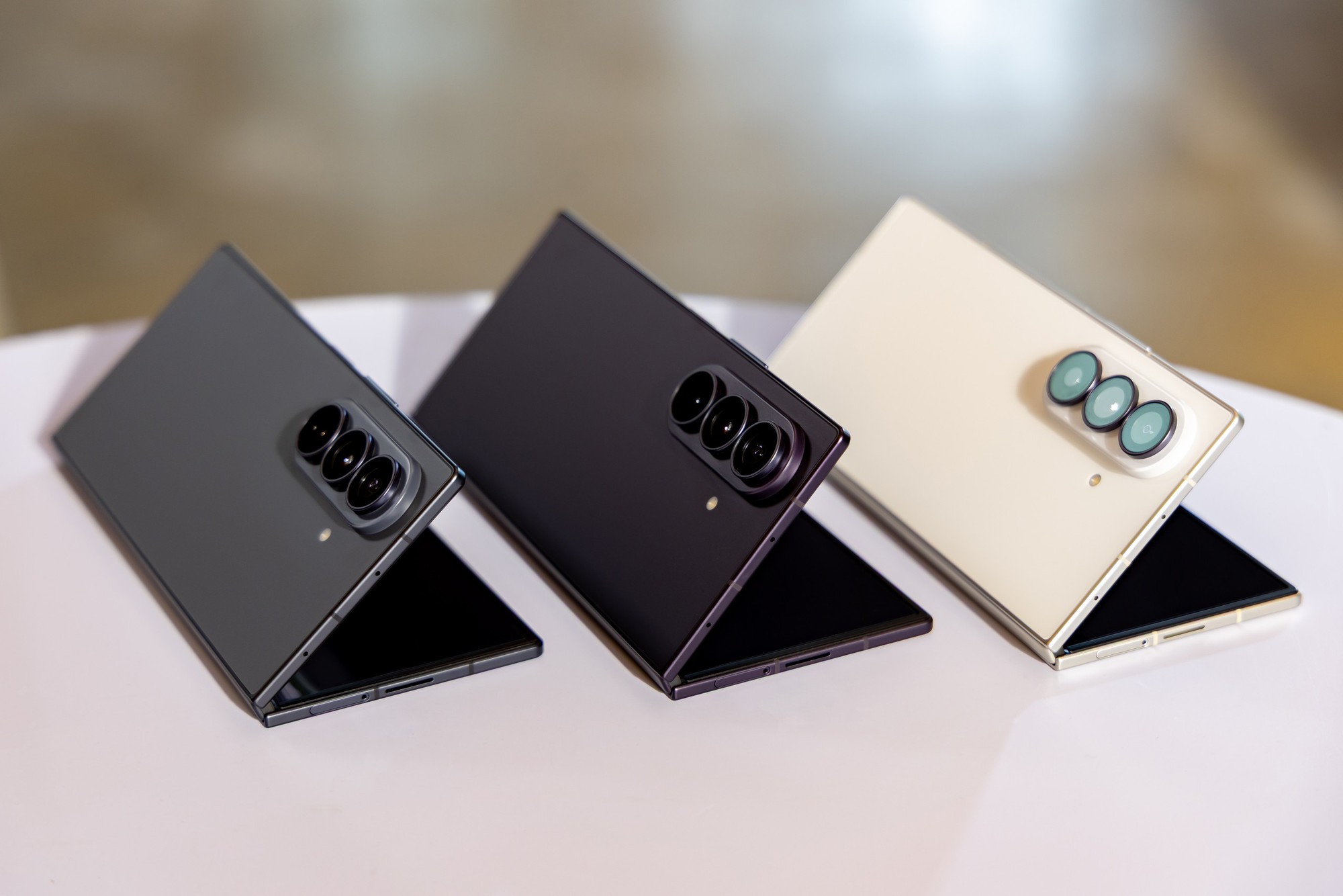 Samsung ra mắt bộ ba smartphone màn hình gập mới, giá từ 53 triệu cho bản Ultra  - Ảnh 2.