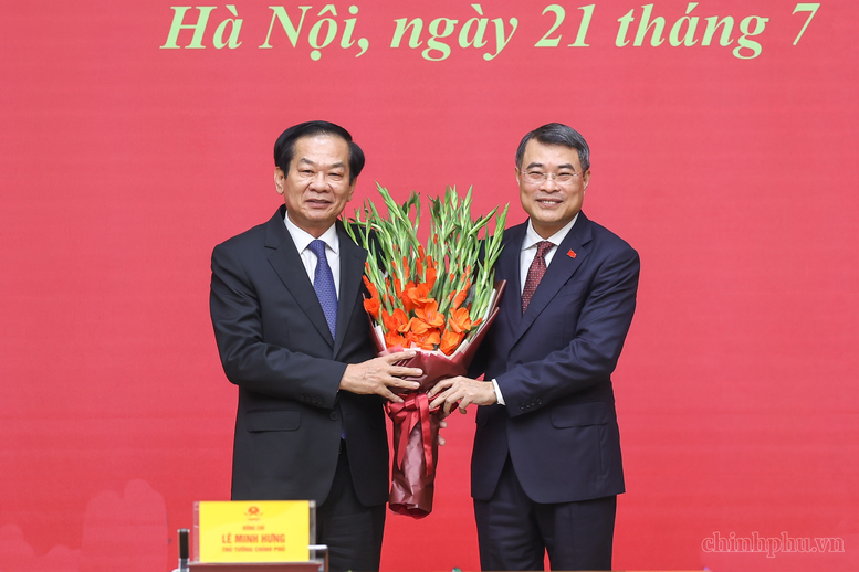Thủ tướng trao quyết định giao Quyền Bộ trưởng Bộ Nội vụ; bổ nhiệm Thứ trưởng Thường trực Bộ Dân tộc và Tôn giáo- Ảnh 4.