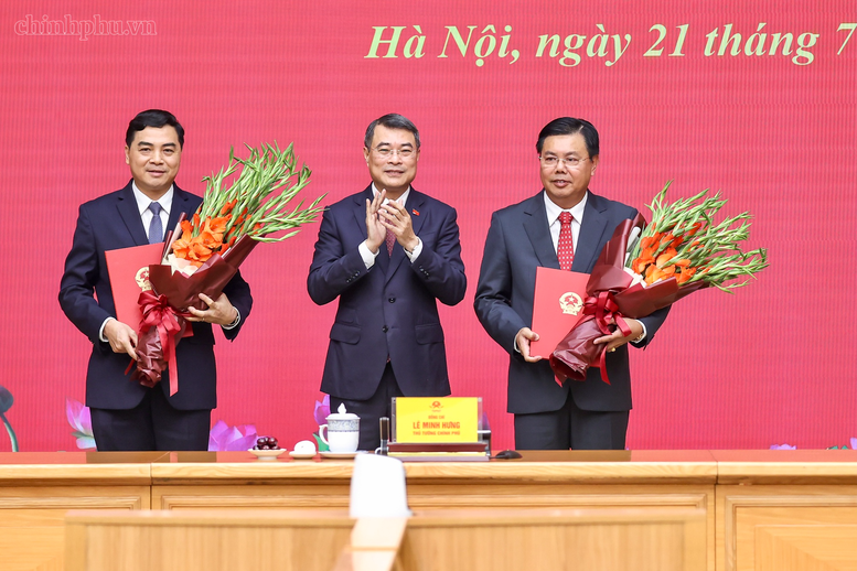 Thủ tướng trao quyết định giao Quyền Bộ trưởng Bộ Nội vụ; bổ nhiệm Thứ trưởng Thường trực Bộ Dân tộc và Tôn giáo- Ảnh 3.