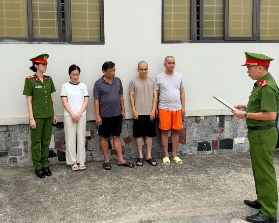 Hé lộ màn “phù phép” 3.400 viên kim cương lậu: Tạo lý lịch mới để đưa vào hệ thống SJC- Ảnh 1.