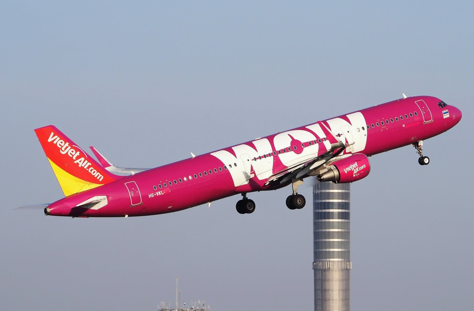 Máy bay lạ màu tím hồng, mang chữ “WOW” khổng lồ xuất hiện tại Tân Sơn Nhất- Ảnh 2.