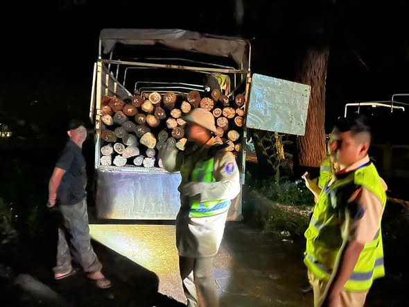 Mật phục trong đêm, phát hiện 2 xe tải màu xám lạ, công an Việt Nam lập tức theo dõi giám sát, kiểm tra - Ảnh 3.
