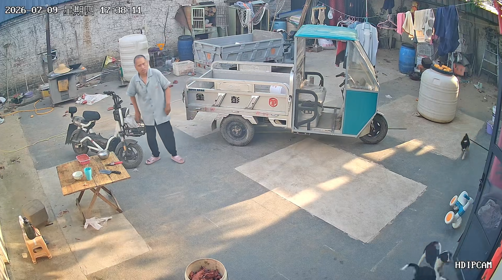 Gần 19 triệu người xem đi xem lại đoạn camera vì hành động của em bé 1,5 tuổi khi gặp người ông khiếm thị- Ảnh 2.