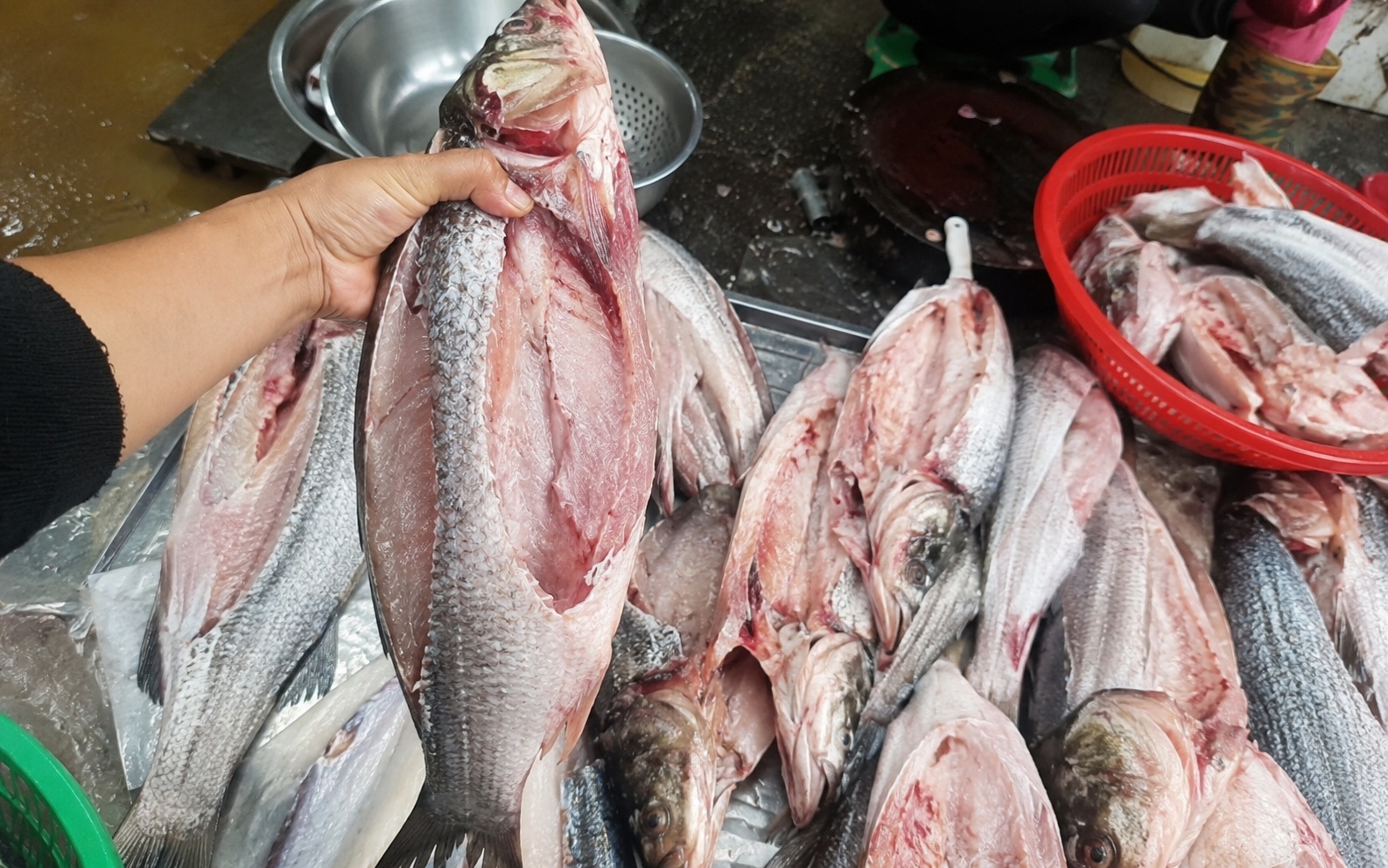 Có nên mua cá đã mổ sẵn không? - Ảnh 1.