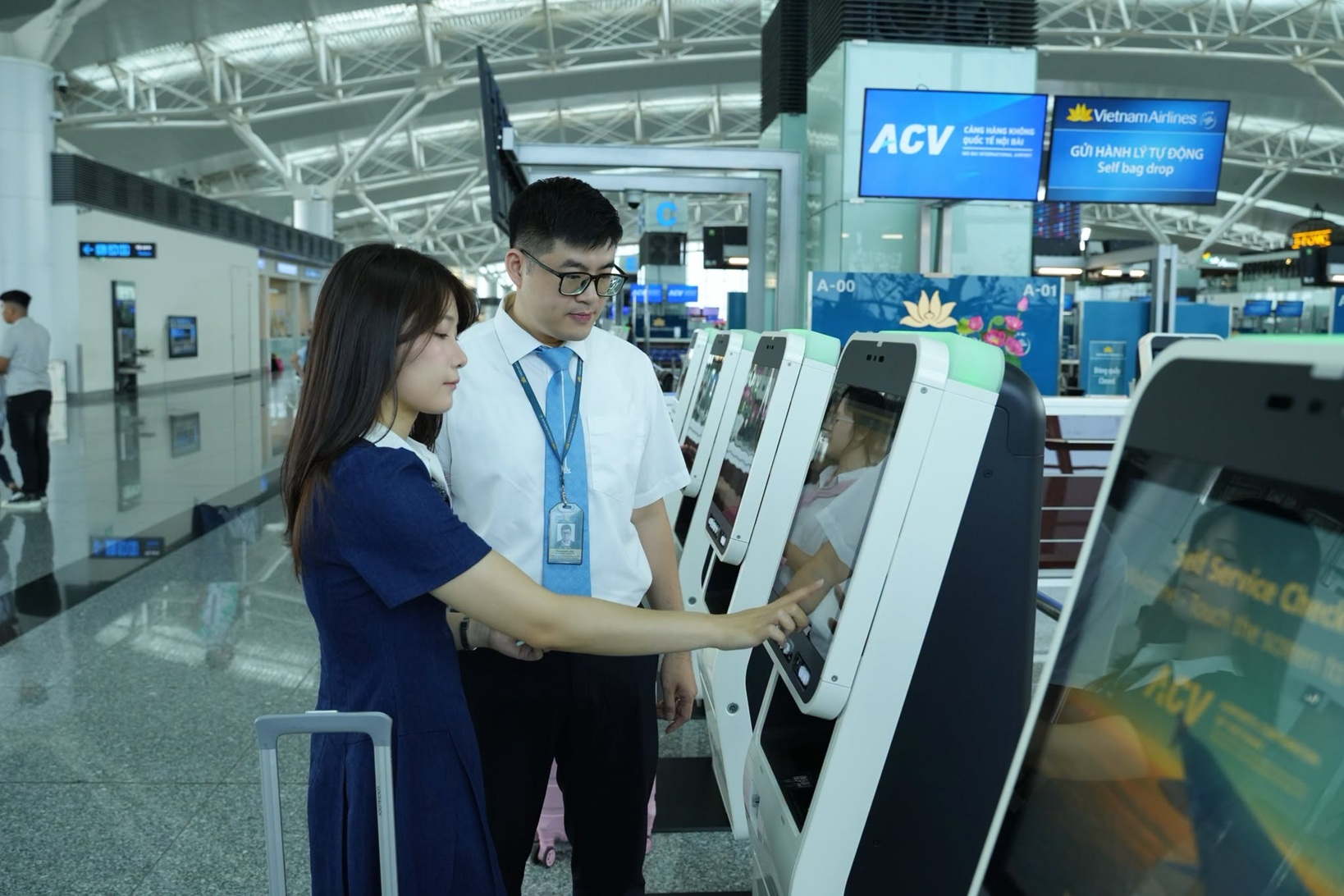 Khách đi máy bay Vietnam Airlines lưu ý: Từ bây giờ có thêm quyền lợi khi ký gửi hành lý tại sân bay Nội Bài- Ảnh 2.