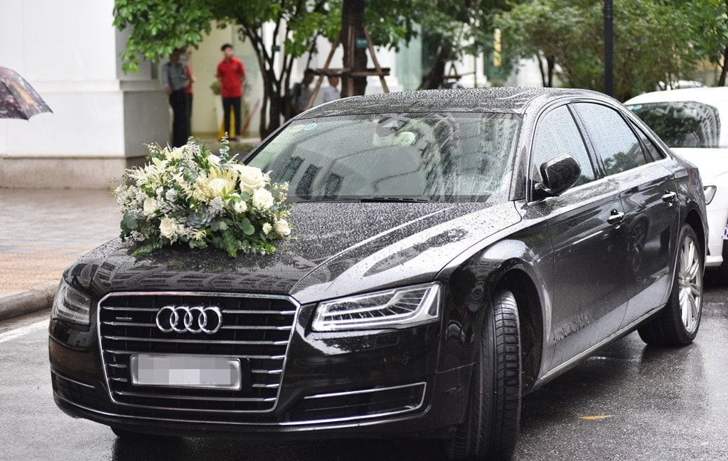 Mỹ nhân showbiz nở nụ cười trên xe Audi, theo chồng thiếu gia về dinh: Cuộc sống trong biệt thự 250 tỷ gây choáng- Ảnh 2.