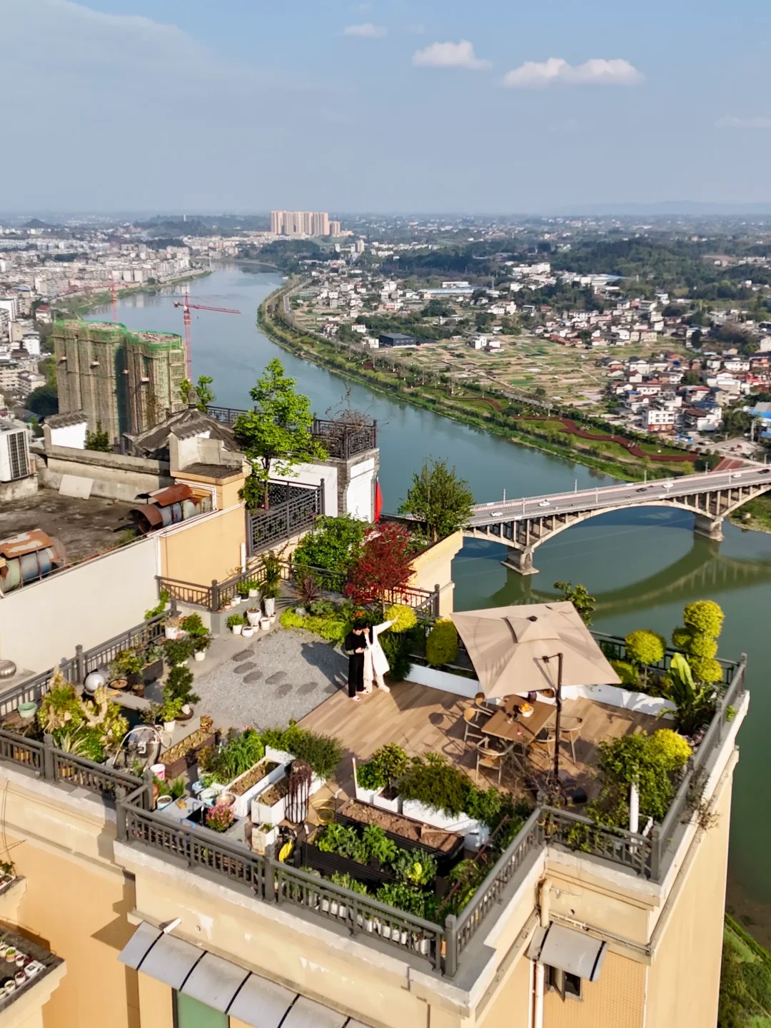 Vợ chồng trồng rau, nuôi cá trên sân thượng 100m2 của căn penthouse giá 3,7 tỷ - Ảnh 1.