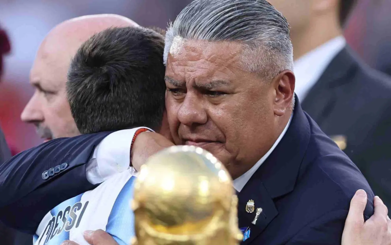 Rộ tin Chủ tịch LĐBĐ Argentina bị bắt, thu giữ điện thoại, AFA lên tiếng- Ảnh 1. Rộ tin Chủ tịch LĐBĐ Argentina bị bắt, thu giữ điện thoại, AFA lên tiếng- Ảnh 1.