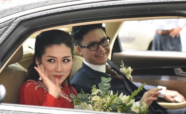 Mỹ nhân showbiz nở nụ cười trên xe Audi, theo chồng thiếu gia về dinh: Cuộc sống trong biệt thự 250 tỷ gây choáng- Ảnh 1.