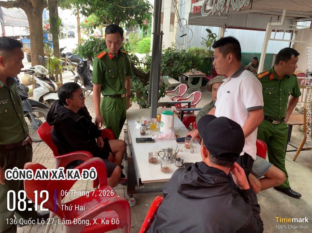 20 cán bộ, chiến sĩ kiểm tra quán cà phê Chợt Nhớ, phát hiện loạt giao dịch với tổng số tiền 149.000.000 đồng: 12 người bị mời lên làm việc- Ảnh 1.