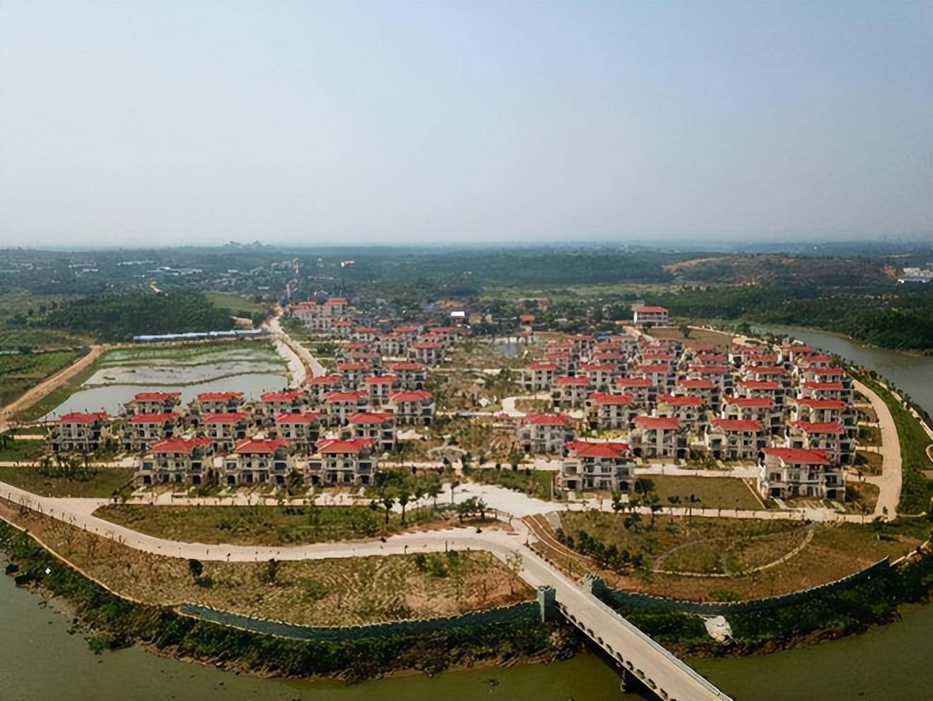 Tỷ phú xây 258 căn biệt thự tặng cả làng vẫn gây tranh cãi đến mức không dám về quê: Cái kết sau 8 năm- Ảnh 2.