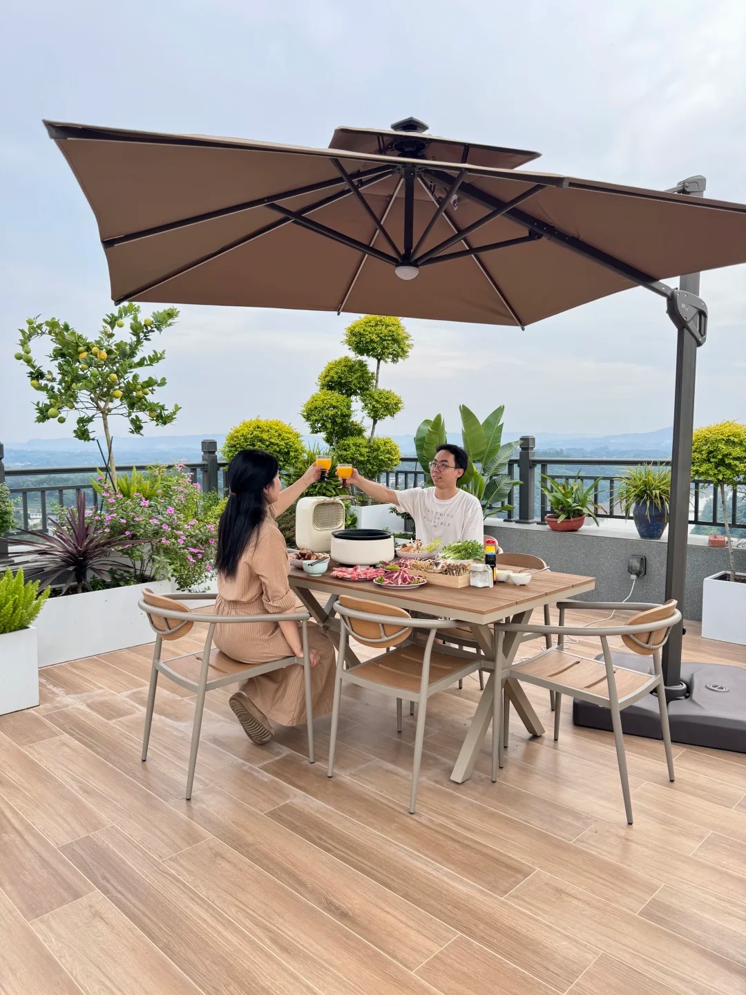 Vợ chồng trồng rau, nuôi cá trên sân thượng 100m2 của căn penthouse giá 3,7 tỷ - Ảnh 9.
