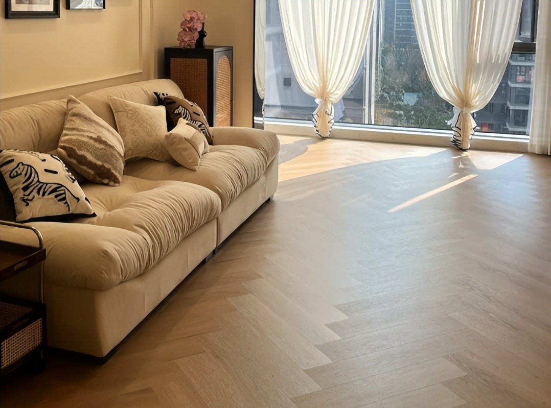 Vì sao ngày càng nhiều gia đình không còn chọn gạch men? 2 loại vật liệu lát sàn đang dần trở thành xu hướng mới - Ảnh 5.