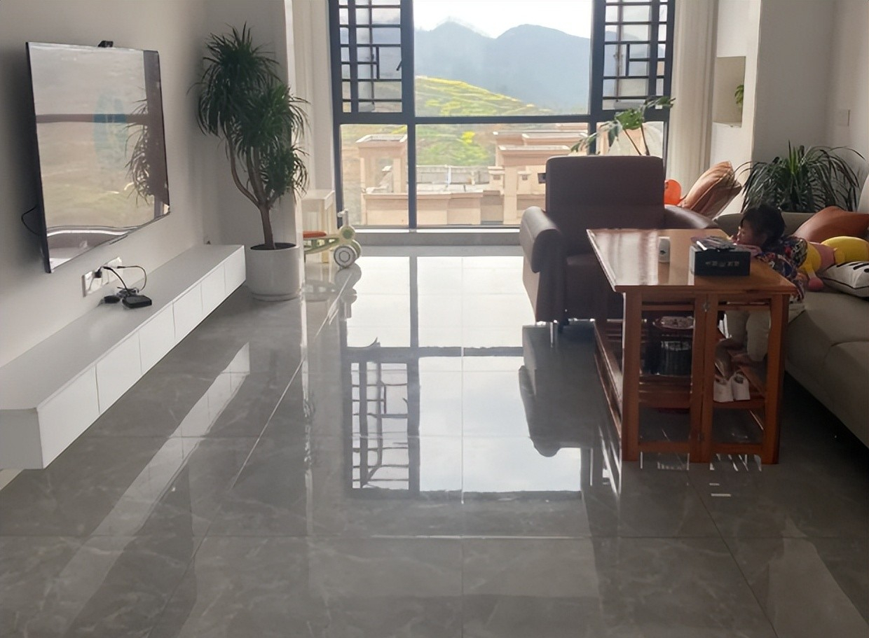 Vì sao ngày càng nhiều gia đình không còn chọn gạch men? 2 loại vật liệu lát sàn đang dần trở thành xu hướng mới - Ảnh 1.