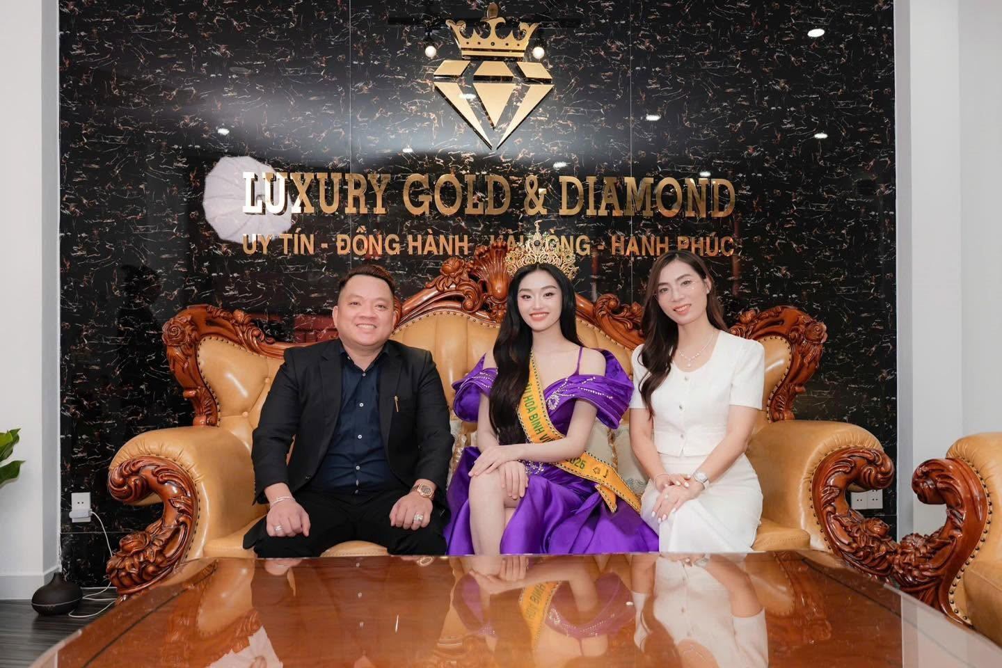 Nóng: Thêm thương hiệu kim cương từng tài trợ vương miện cho 2 cuộc thi hoa hậu tạm ngưng hoạt động- Ảnh 1.