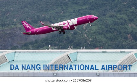 Tuần trước, sân bay Đà Nẵng ghi nhận 2 máy bay lạ của Vietjet trong cùng 1 ngày- Ảnh 2.