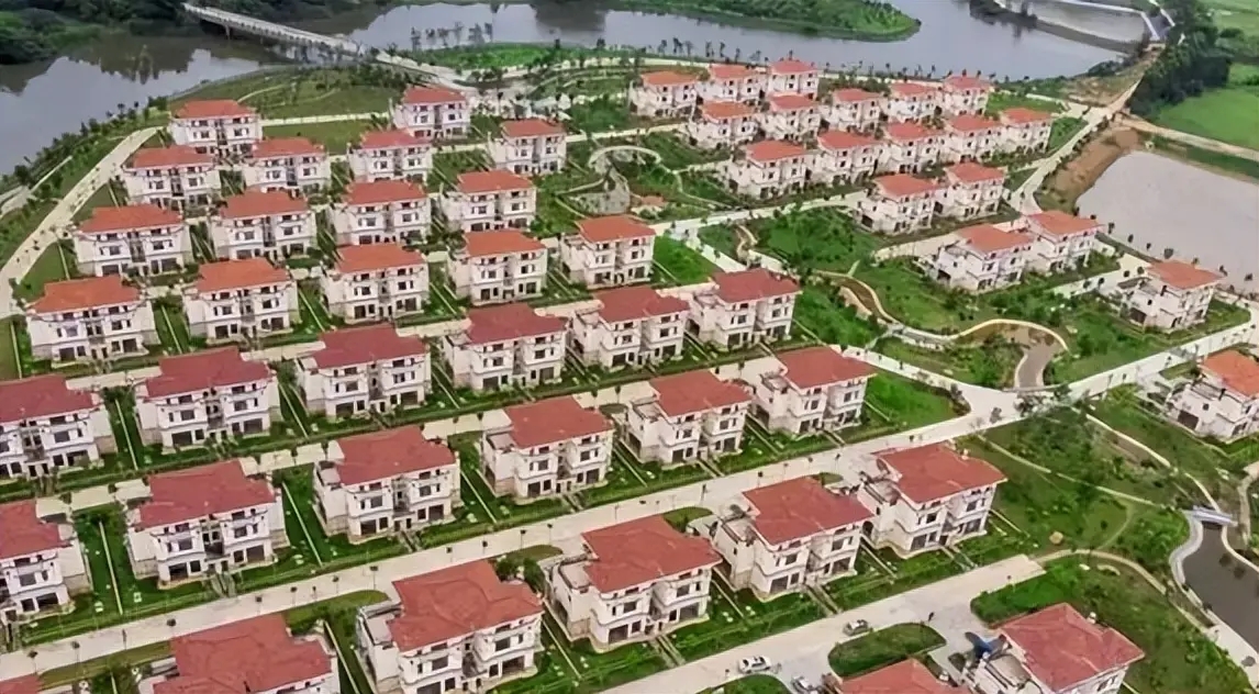 Tỷ phú xây 258 căn biệt thự tặng cả làng vẫn gây tranh cãi đến mức không dám về quê: Cái kết sau 8 năm- Ảnh 4.