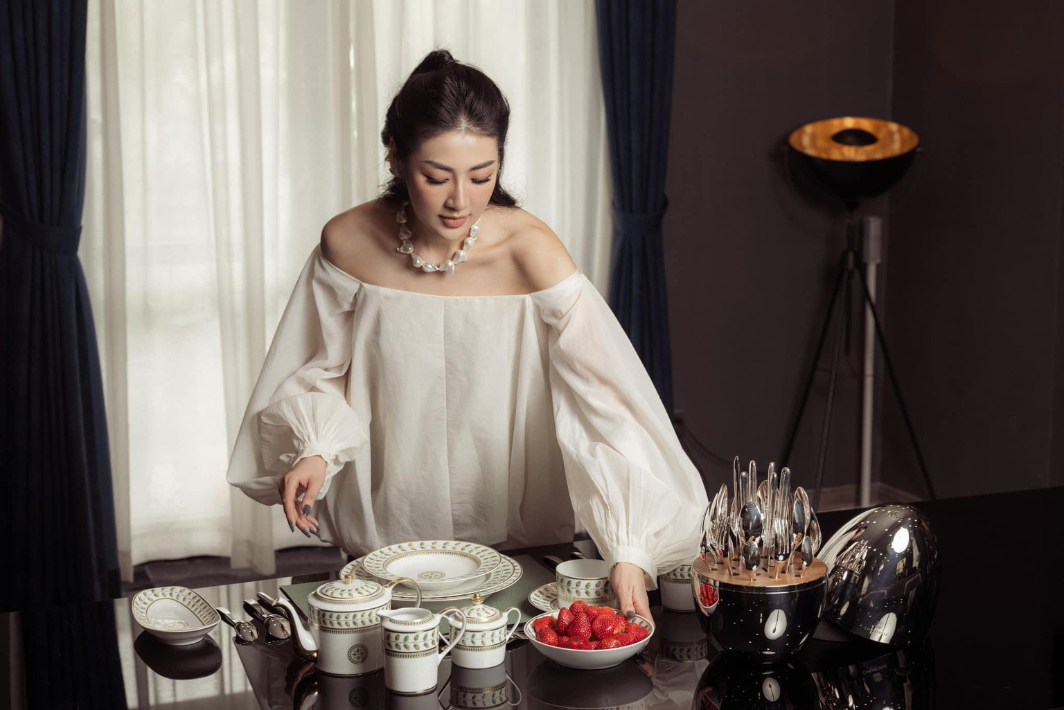 Mỹ nhân showbiz nở nụ cười trên xe Audi, theo chồng thiếu gia về dinh: Cuộc sống trong biệt thự 250 tỷ gây choáng- Ảnh 6.