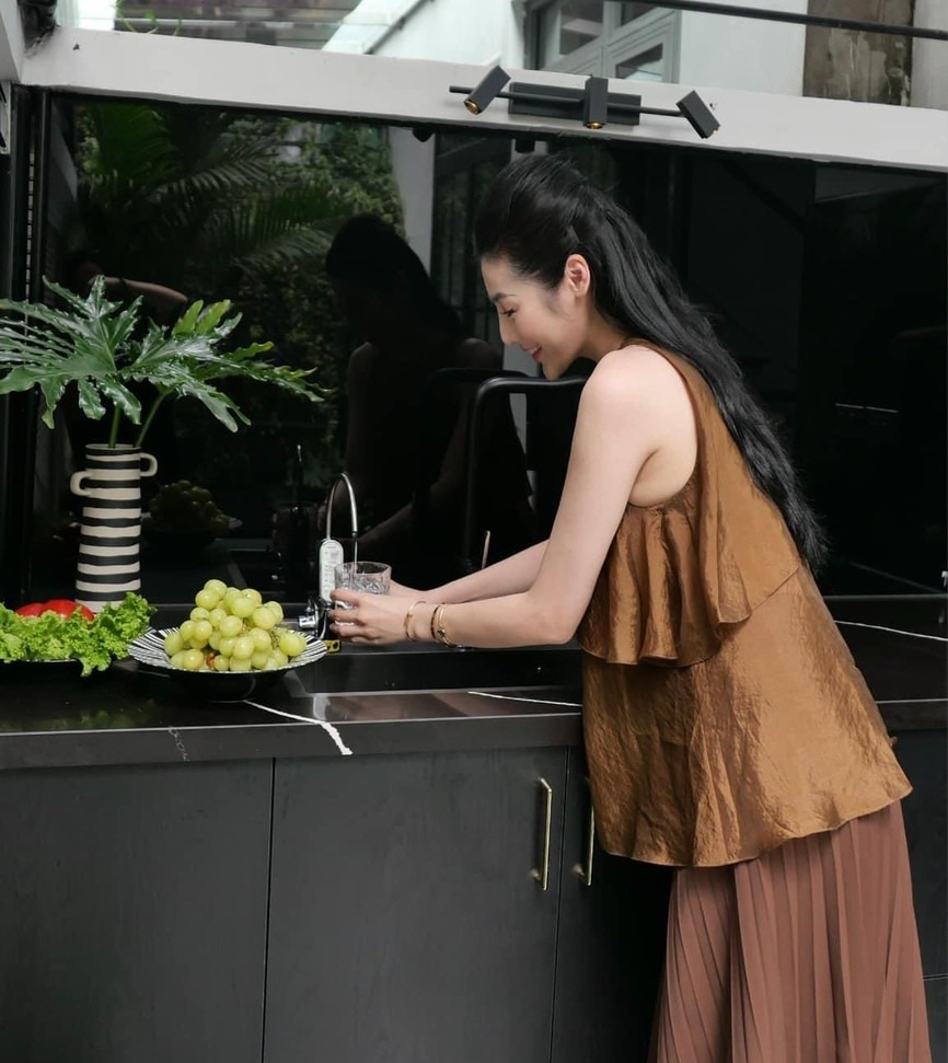 Mỹ nhân showbiz nở nụ cười trên xe Audi, theo chồng thiếu gia về dinh: Cuộc sống trong biệt thự 250 tỷ gây choáng- Ảnh 7.