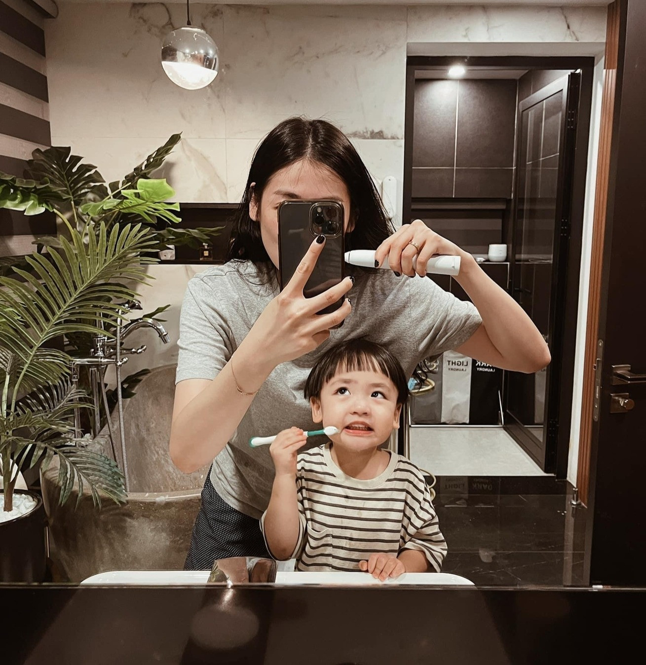 Mỹ nhân showbiz nở nụ cười trên xe Audi, theo chồng thiếu gia về dinh: Cuộc sống trong biệt thự 250 tỷ gây choáng- Ảnh 10.