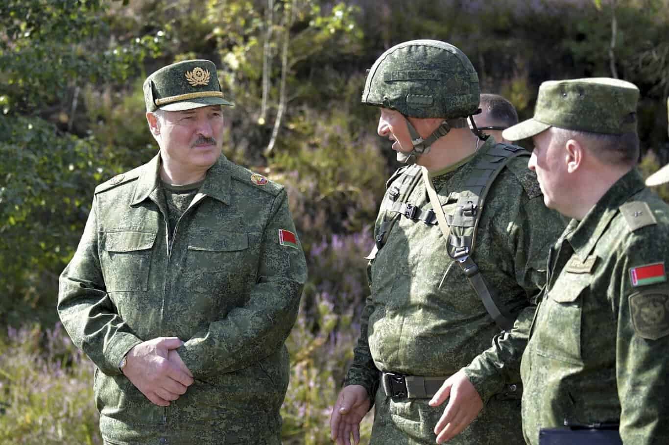 Điều đặc nhiệm dọc biên giới Ukraine, Tổng thống và Bộ trưởng Quốc phòng Belarus cùng lên tiếng- Ảnh 1.