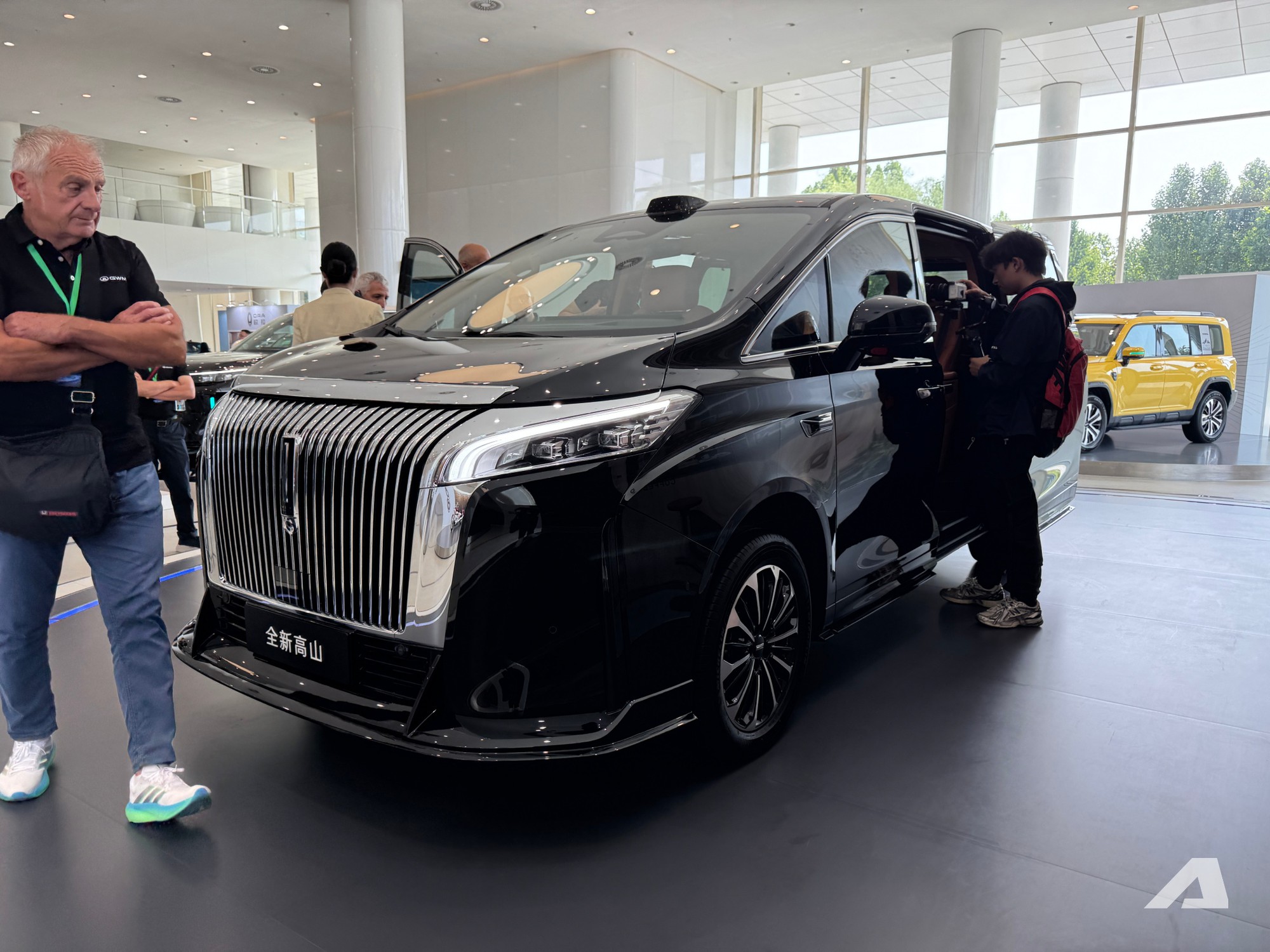 Xem thực tế MPV cỡ Toyota Alphard sắp về Việt Nam: Giá quy đổi hơn 1,7 tỷ đồng, có ghế thương gia, tủ lạnh, PHEV chạy điện 170km - Ảnh 2.