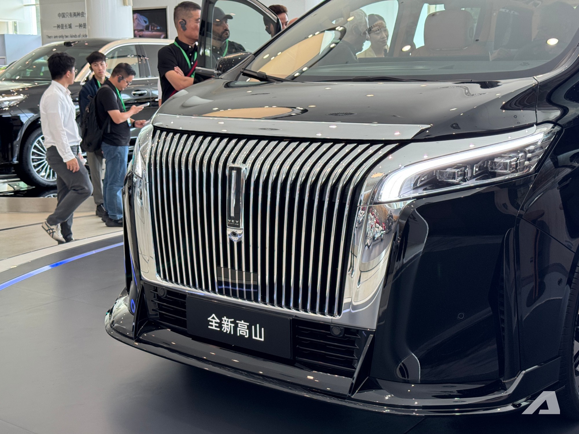 Xem thực tế MPV cỡ Toyota Alphard sắp về Việt Nam: Giá quy đổi hơn 1,7 tỷ đồng, có ghế thương gia, tủ lạnh, PHEV chạy điện 170km - Ảnh 8.