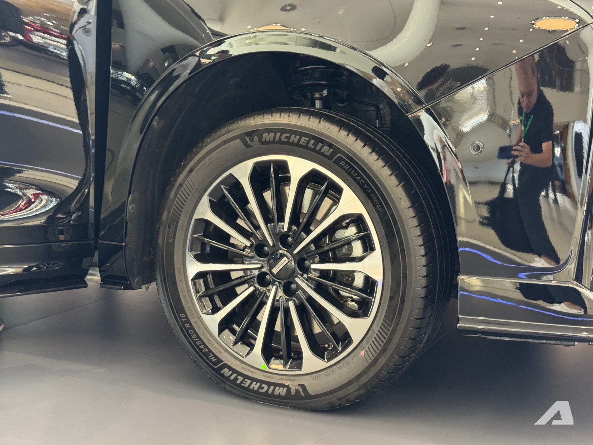 Xem thực tế MPV cỡ Toyota Alphard sắp về Việt Nam: Giá quy đổi hơn 1,7 tỷ đồng, có ghế thương gia, tủ lạnh, PHEV chạy điện 170km - Ảnh 10.