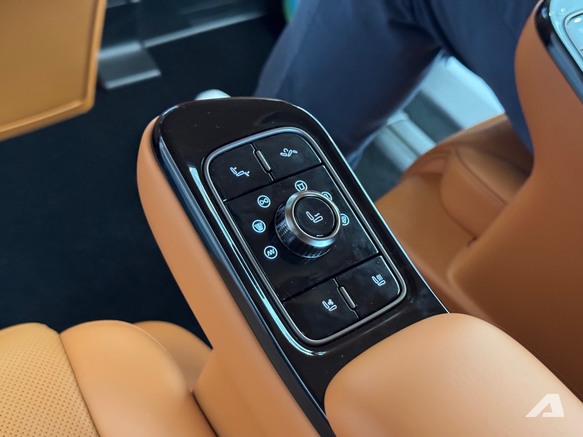 Xem thực tế MPV cỡ Toyota Alphard sắp về Việt Nam: Giá quy đổi hơn 1,7 tỷ đồng, có ghế thương gia, tủ lạnh, PHEV chạy điện 170km - Ảnh 14.