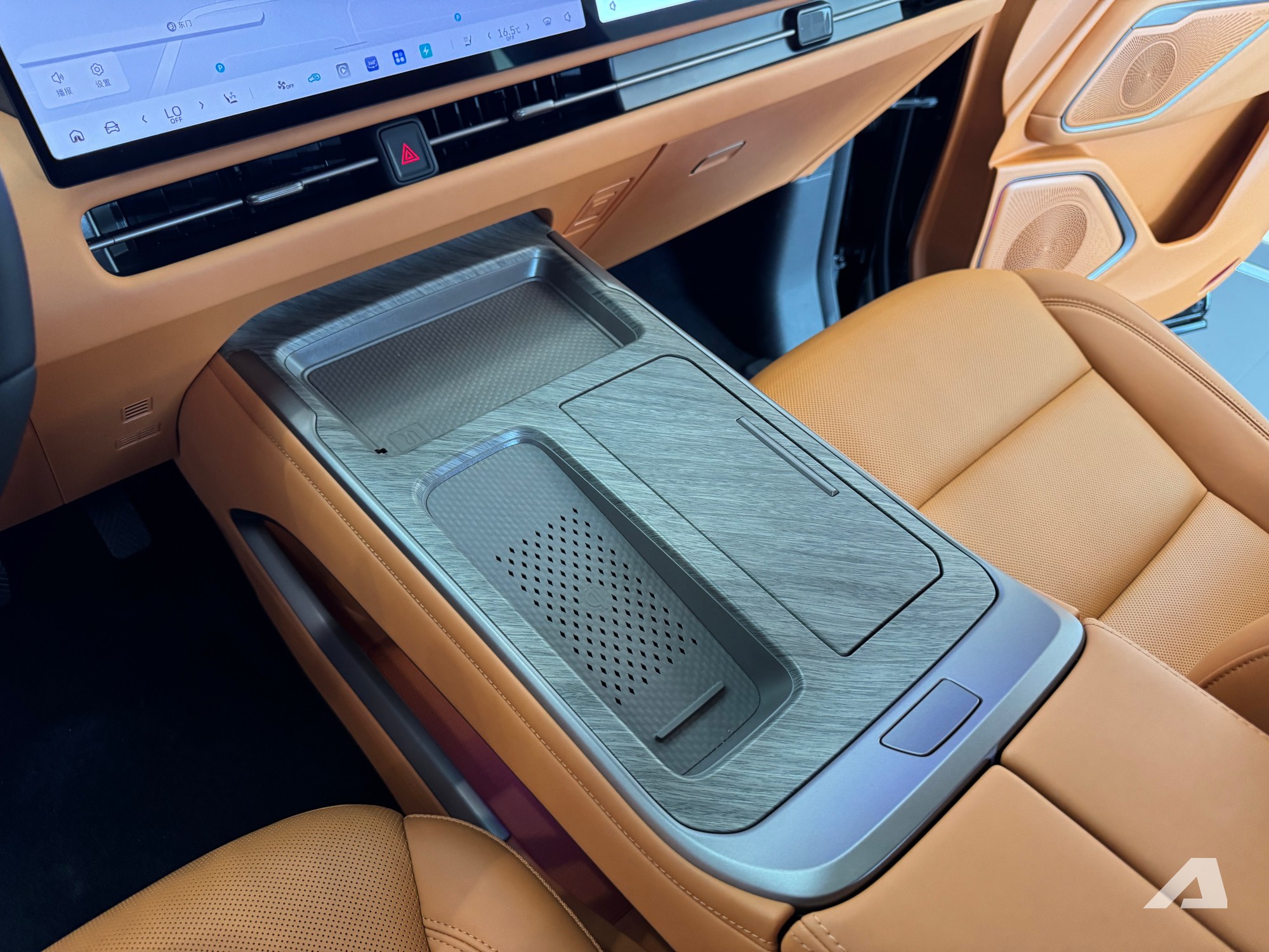 Xem thực tế MPV cỡ Toyota Alphard sắp về Việt Nam: Giá quy đổi hơn 1,7 tỷ đồng, có ghế thương gia, tủ lạnh, PHEV chạy điện 170km - Ảnh 12.