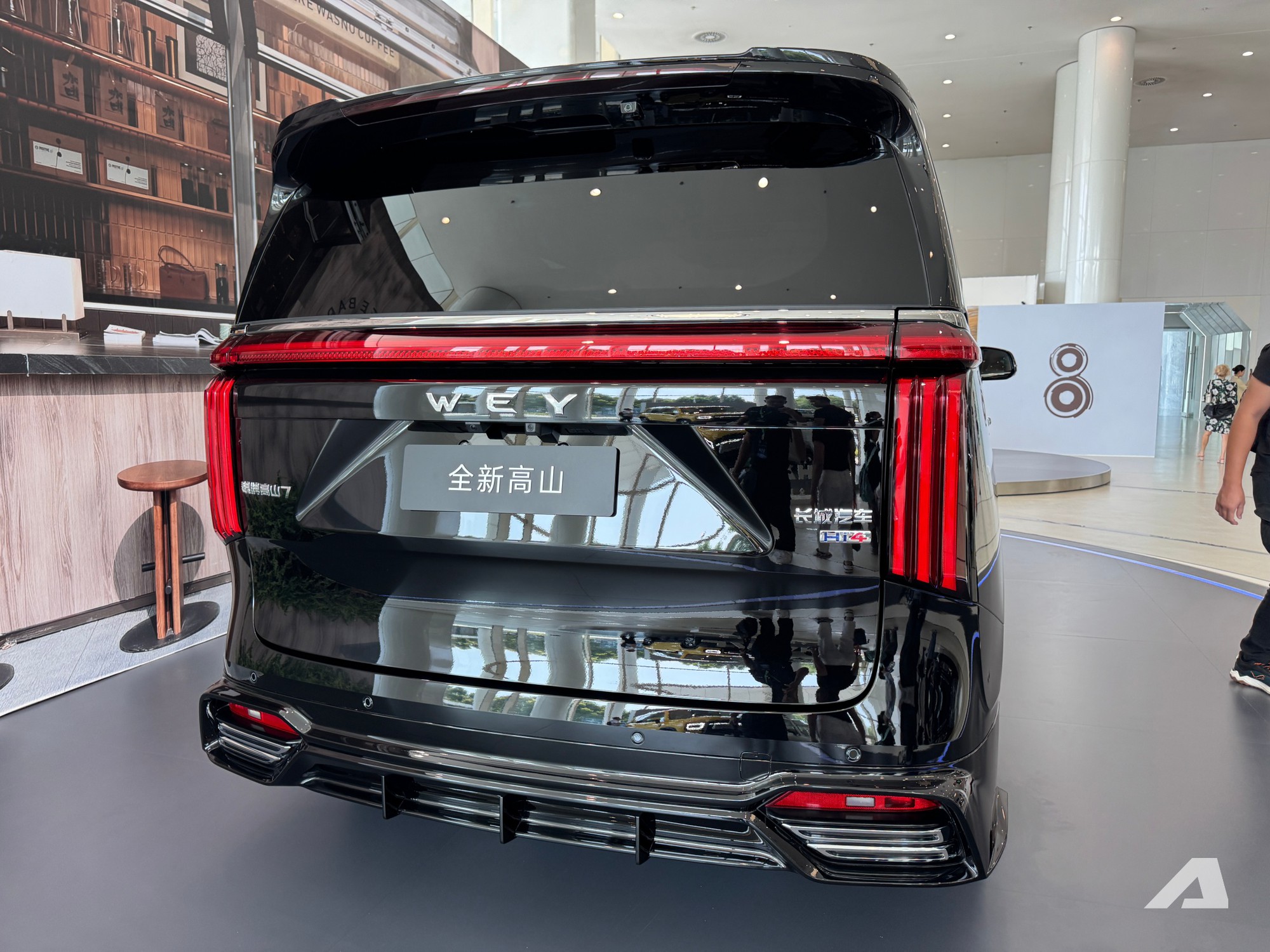 Xem thực tế MPV cỡ Toyota Alphard sắp về Việt Nam: Giá quy đổi hơn 1,7 tỷ đồng, có ghế thương gia, tủ lạnh, PHEV chạy điện 170km - Ảnh 3.