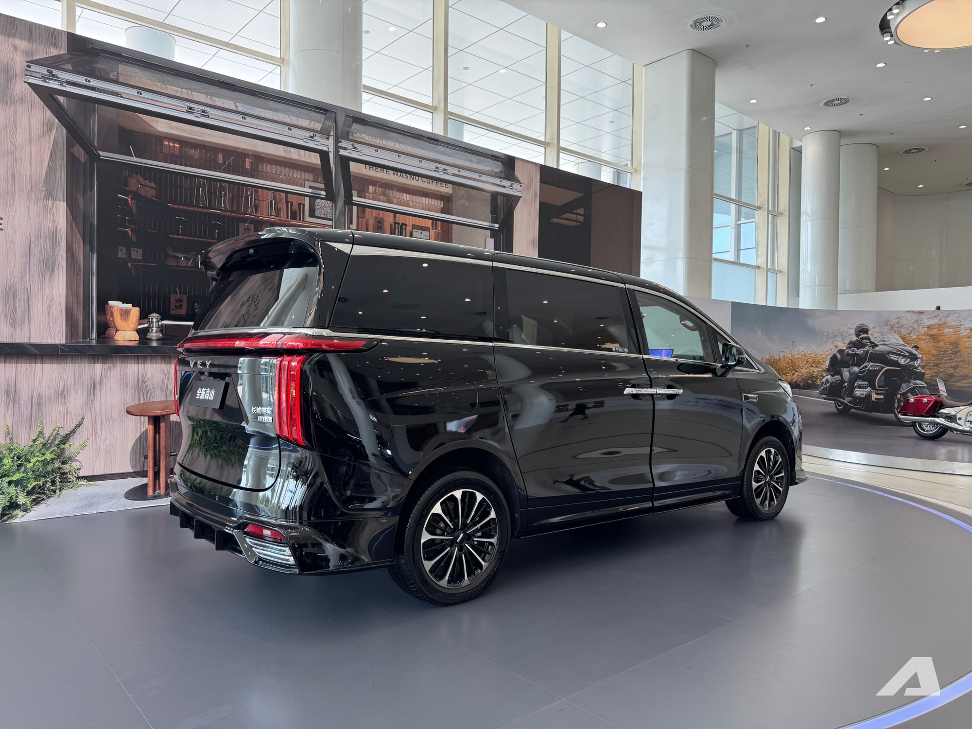 Xem thực tế MPV cỡ Toyota Alphard sắp về Việt Nam: Giá quy đổi hơn 1,7 tỷ đồng, có ghế thương gia, tủ lạnh, PHEV chạy điện 170km - Ảnh 4.