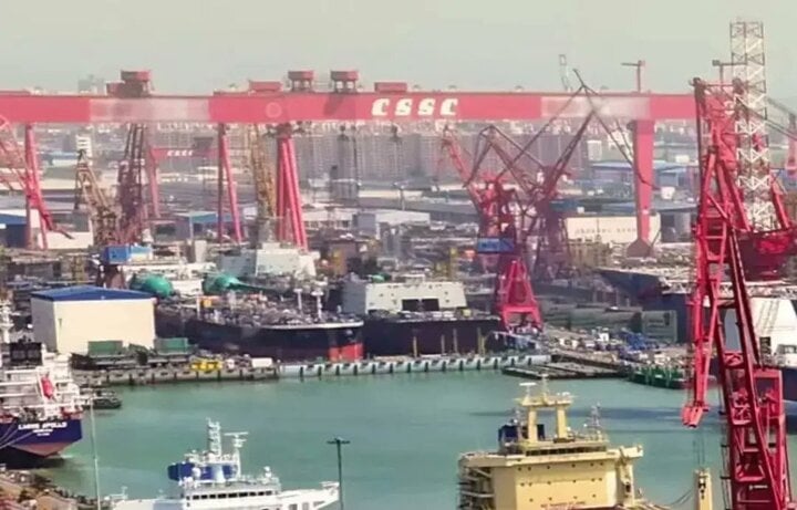 Trung Quốc đóng tàu tiếp tế lớn nhất thế giới cho hạm đội tàu sân bay- Ảnh 2.