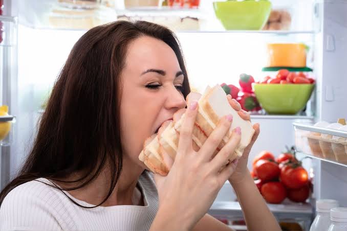 Rõ ràng tối qua đã ăn khuya, sao sáng ra vẫn đói cồn cào muốn ăn thật nhiều? Chuyên gia dinh dưỡng chỉ ra 3 nguyên nhân: Không phải do bạn ăn quá ít- Ảnh 2.