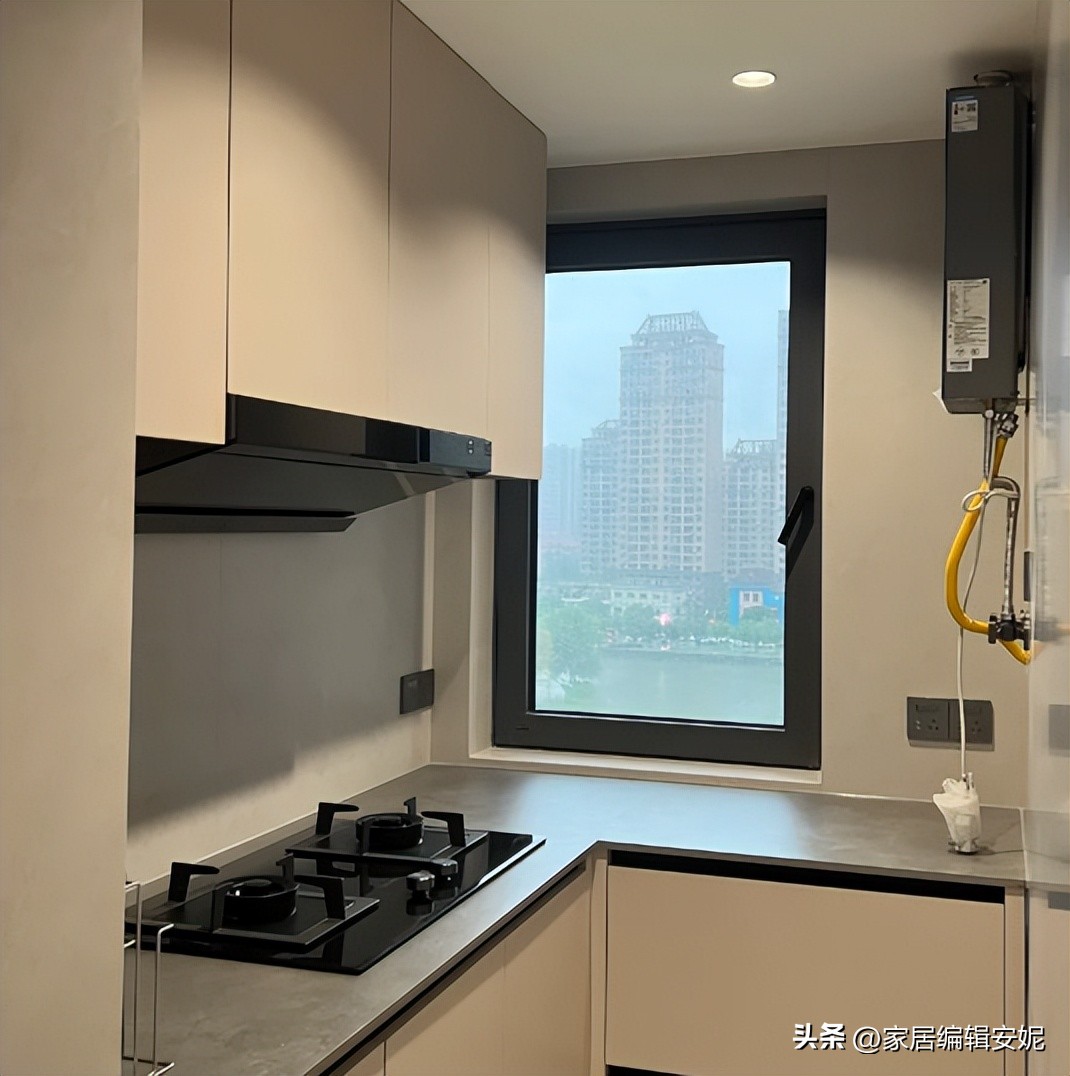 Có nên mở cửa sổ khi bật máy hút mùi? Chuyên gia chỉ ra sai lầm nhiều gia đình mắc phải, càng đóng kín càng hút khói kém- Ảnh 1.
