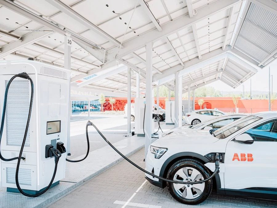 Châu Âu rót gần 200 tỷ euro vào xe điện: 109 tỷ cho pin, 46 tỷ cho trạm sạc và cuộc đua giành lại vị thế trước Trung Quốc- Ảnh 1.