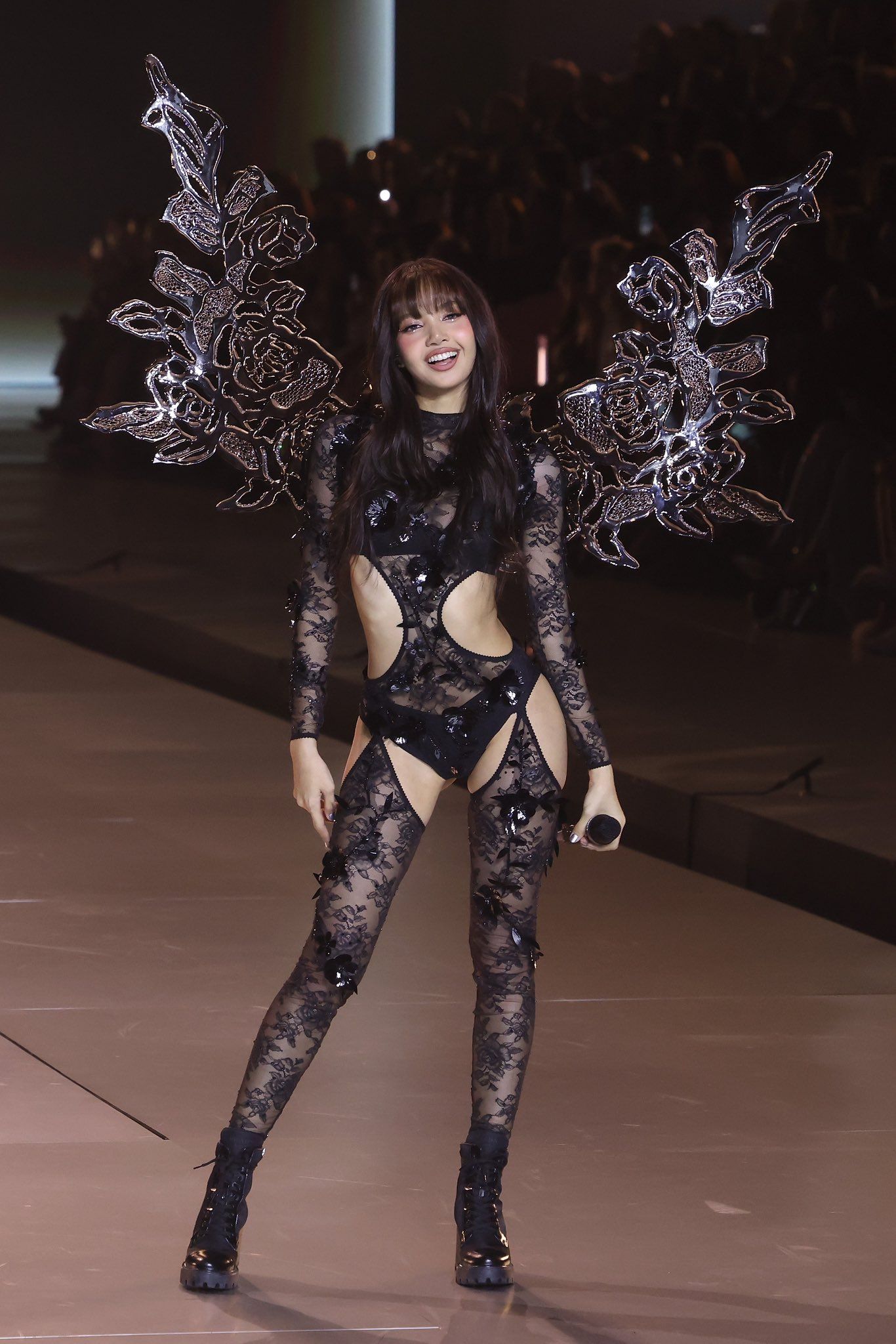 Mỹ nhân đẹp nhất thế giới bị chê hát dở nhưng cực kỳ đắt show, 2 phút trình diễn thu 268 tỷ đồng- Ảnh 6. Mỹ nhân đẹp nhất thế giới bị chê hát dở nhưng cực kỳ đắt show, 2 phút trình diễn thu 268 tỷ đồng- Ảnh 6.