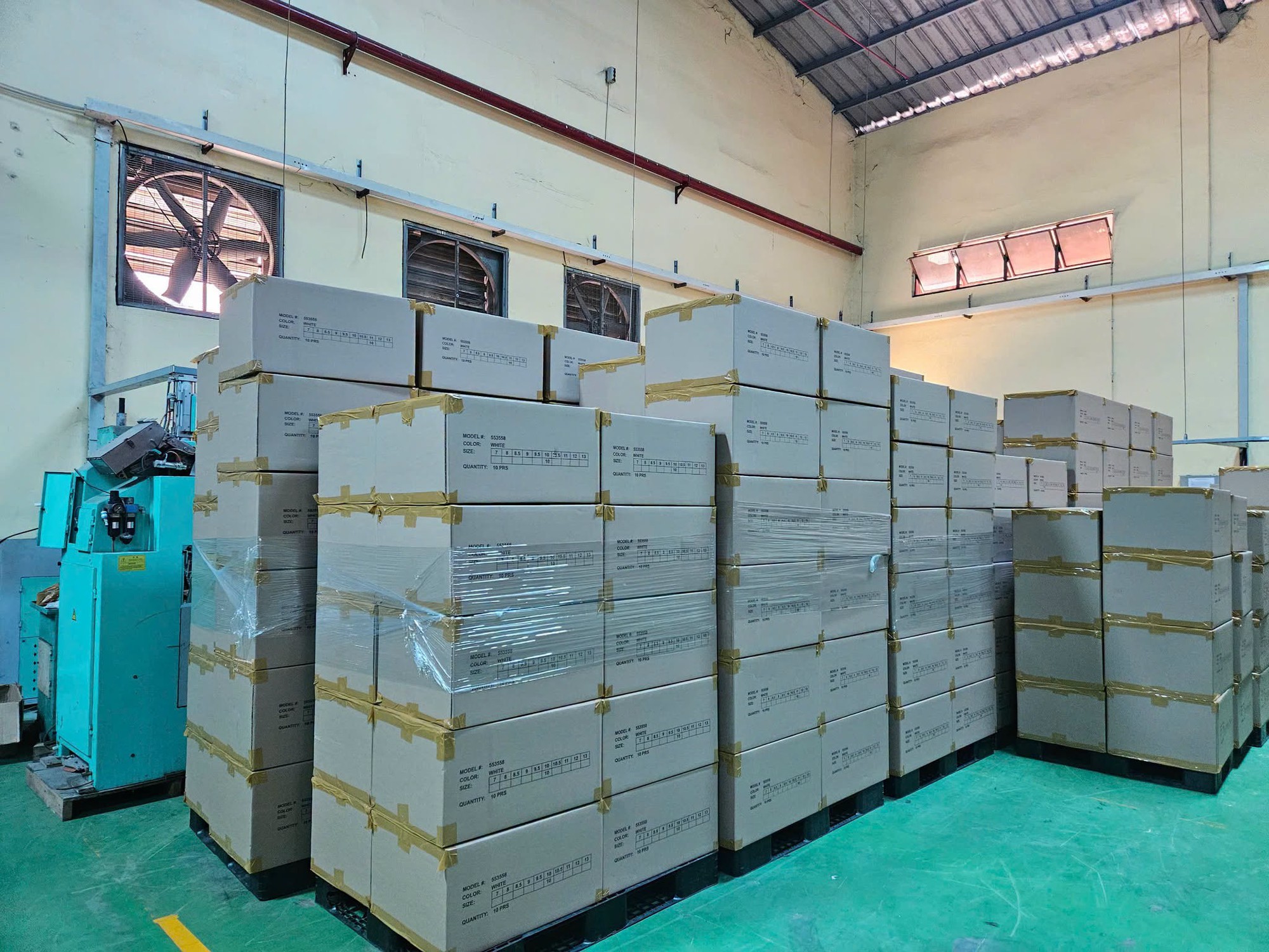 Phát hiện gần 50.000 đôi giày Nike giả trị giá hơn 100 tỷ đồng, mắt thường không thể phân biệt- Ảnh 3.