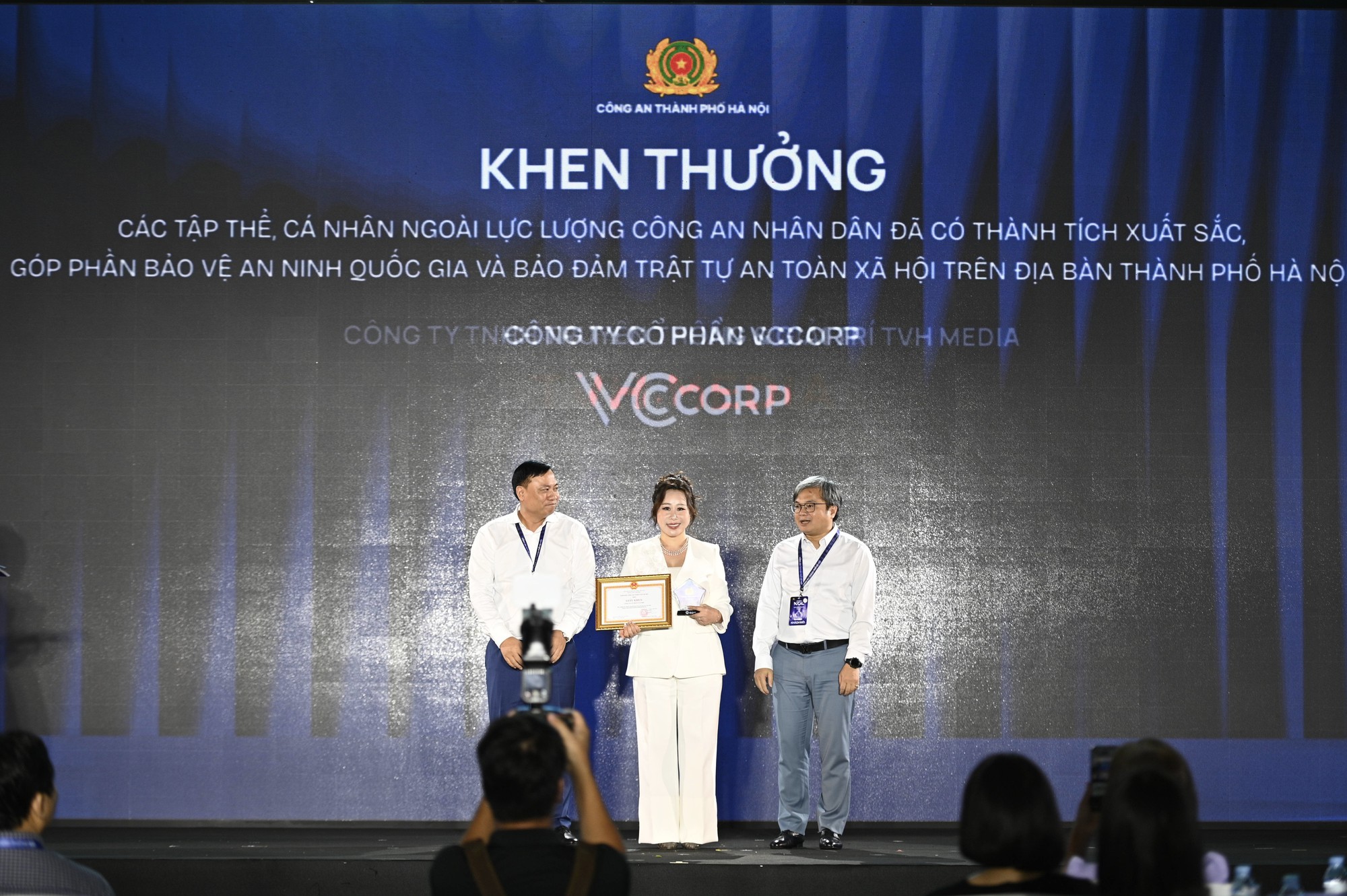 7 tập thể, 5 cá nhân nhận giấy khen của Công an TP Hà Nội vì có thành tích xuất sắc tại Hội nghị KOL và Lễ ra mắt CLB Niềm tin số Thủ đô- Ảnh 2. 7 tập thể, 5 cá nhân nhận giấy khen của Công an TP Hà Nội vì có thành tích xuất sắc tại Hội nghị KOL và Lễ ra mắt CLB Niềm tin số Thủ đô- Ảnh 2.