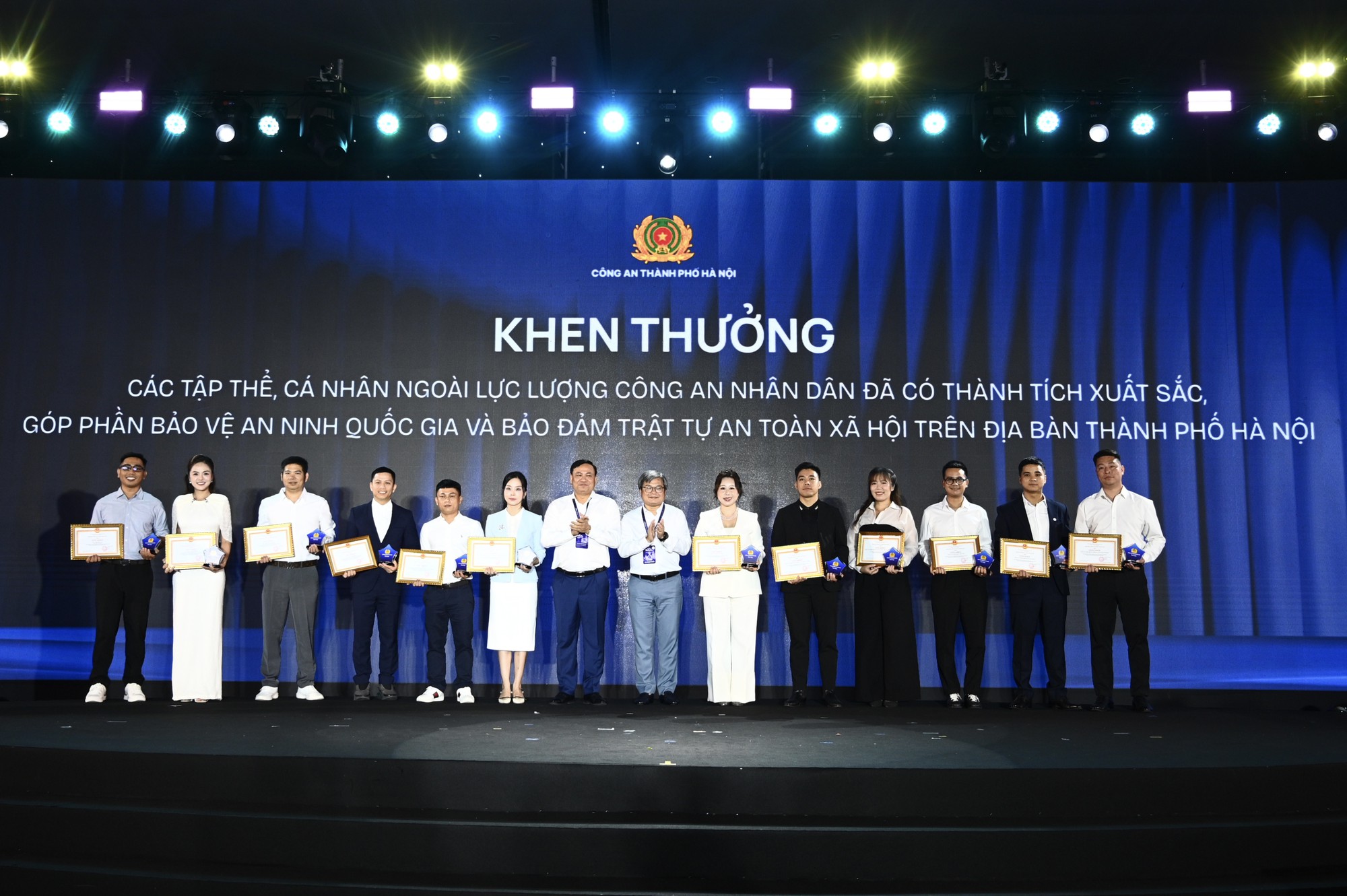 7 tập thể, 5 cá nhân nhận giấy khen của Công an TP Hà Nội vì có thành tích xuất sắc tại Hội nghị KOL và Lễ ra mắt CLB Niềm tin số Thủ đô- Ảnh 1. 7 tập thể, 5 cá nhân nhận giấy khen của Công an TP Hà Nội vì có thành tích xuất sắc tại Hội nghị KOL và Lễ ra mắt CLB Niềm tin số Thủ đô- Ảnh 1.