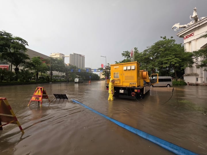 Hà Nội lý giải nguyên nhân ngập cục bộ trên đường Võ Chí Công sau trận mưa lớn- Ảnh 1.