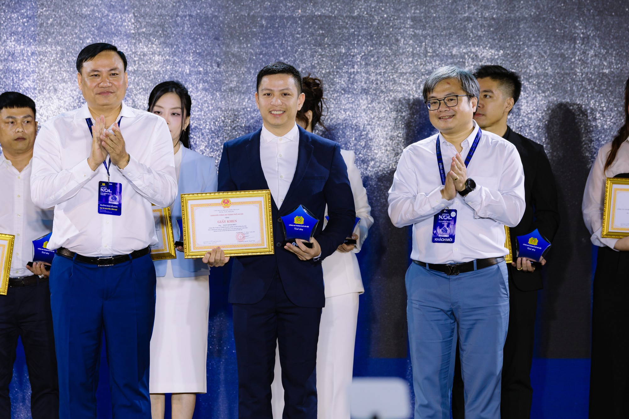 7 tập thể, 5 cá nhân nhận giấy khen của Công an TP Hà Nội vì có thành tích xuất sắc tại Hội nghị KOL và Lễ ra mắt CLB Niềm tin số Thủ đô- Ảnh 3. 7 tập thể, 5 cá nhân nhận giấy khen của Công an TP Hà Nội vì có thành tích xuất sắc tại Hội nghị KOL và Lễ ra mắt CLB Niềm tin số Thủ đô- Ảnh 3.