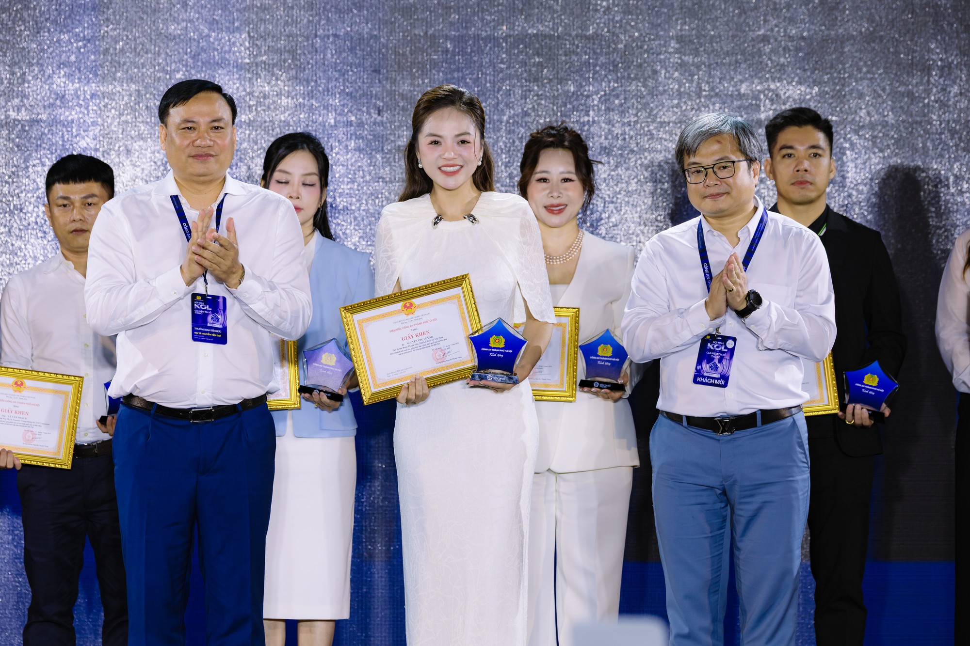 7 tập thể, 5 cá nhân nhận giấy khen của Công an TP Hà Nội vì có thành tích xuất sắc tại Hội nghị KOL và Lễ ra mắt CLB Niềm tin số Thủ đô- Ảnh 4. 7 tập thể, 5 cá nhân nhận giấy khen của Công an TP Hà Nội vì có thành tích xuất sắc tại Hội nghị KOL và Lễ ra mắt CLB Niềm tin số Thủ đô- Ảnh 4.