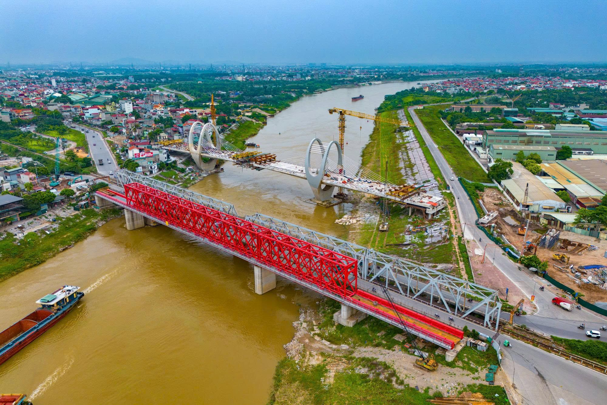 Ít ngày nữa sẽ hợp long cây cầu hơn 1.800 tỷ nối Hà Nội với "thủ phủ công nghiệp" nước ta, thay thế cây cầu hơn 120 năm tuổi- Ảnh 1.
