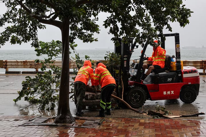 Khoảnh khắc bão Noul càn quét nam Trung Quốc, gió giật dữ dội quật đổ công trình- Ảnh 2.