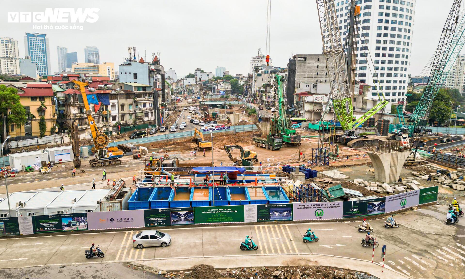 Cận cảnh đại công trường thi công nhà ga metro số 5 giữa trung tâm Hà Nội- Ảnh 2.