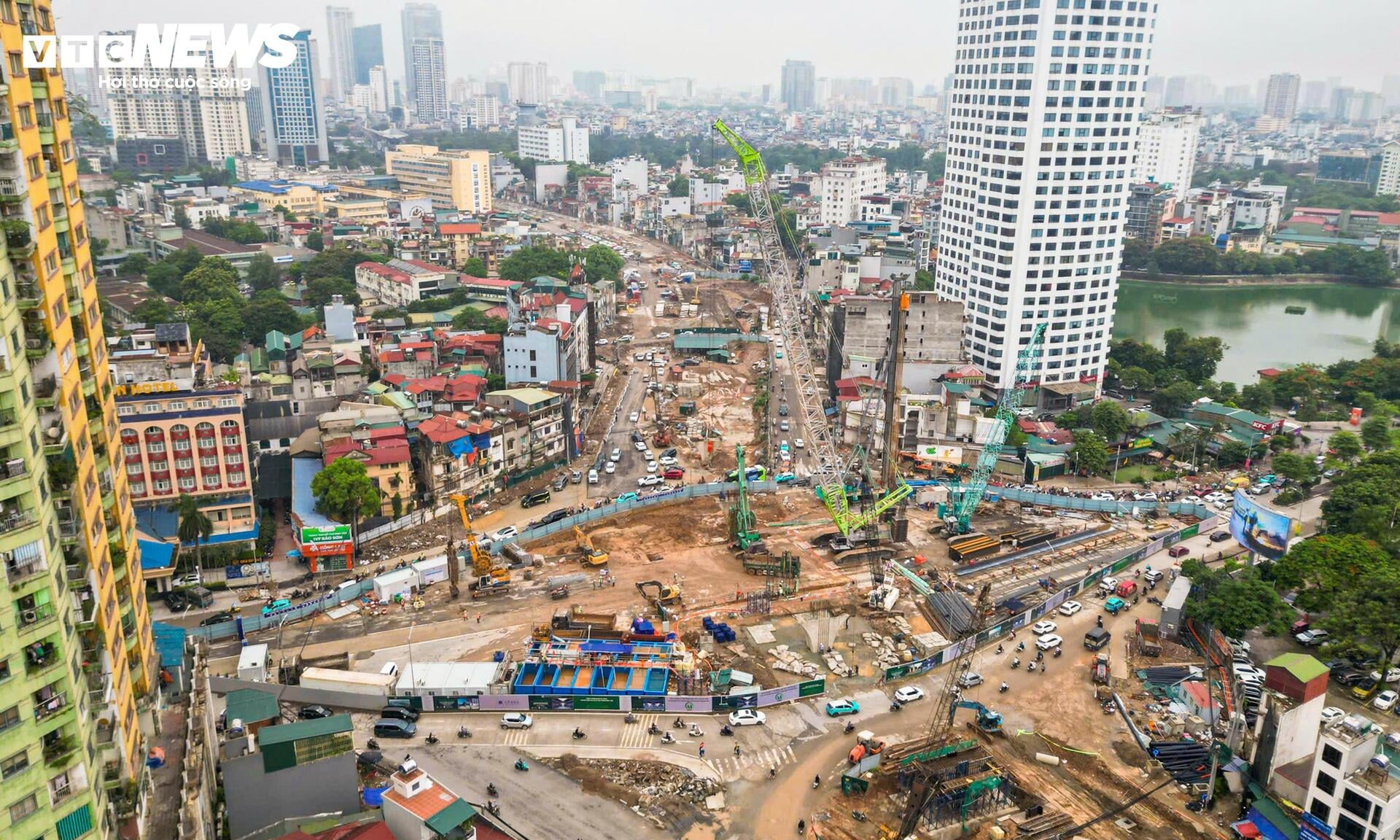 Cận cảnh đại công trường thi công nhà ga metro số 5 giữa trung tâm Hà Nội- Ảnh 1.