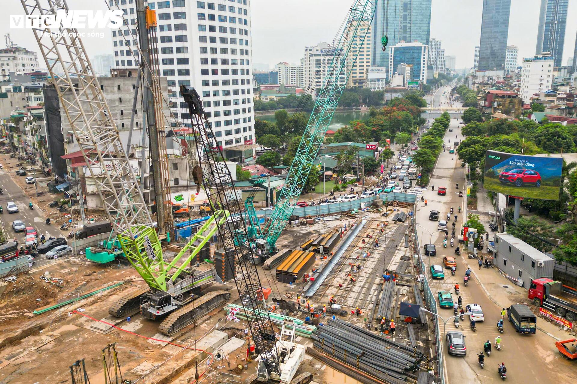 Cận cảnh đại công trường thi công nhà ga metro số 5 giữa trung tâm Hà Nội- Ảnh 4.
